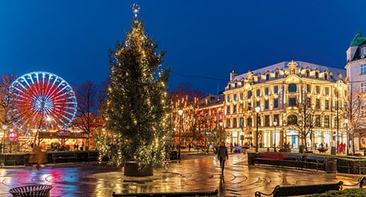 The Christmas market in Oslo, illuminated at night