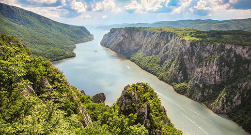 The scenic approach to the Iron Gate gorge.